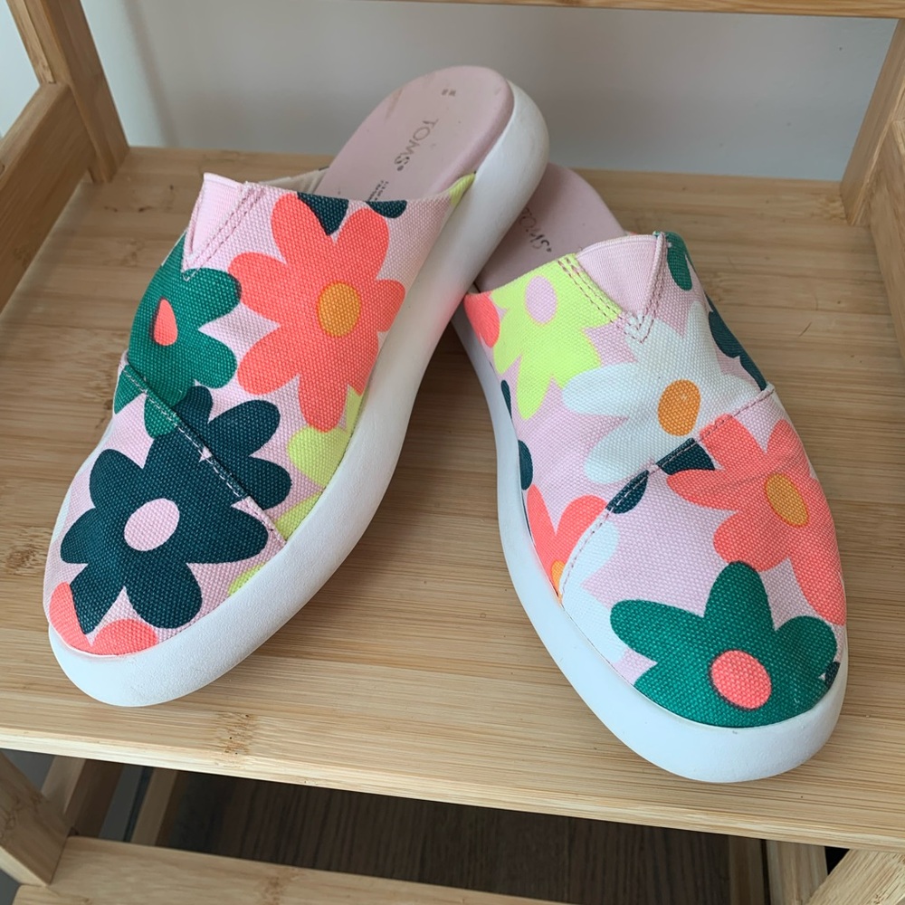 Women’s TOMS with Fun Bright Flowers
